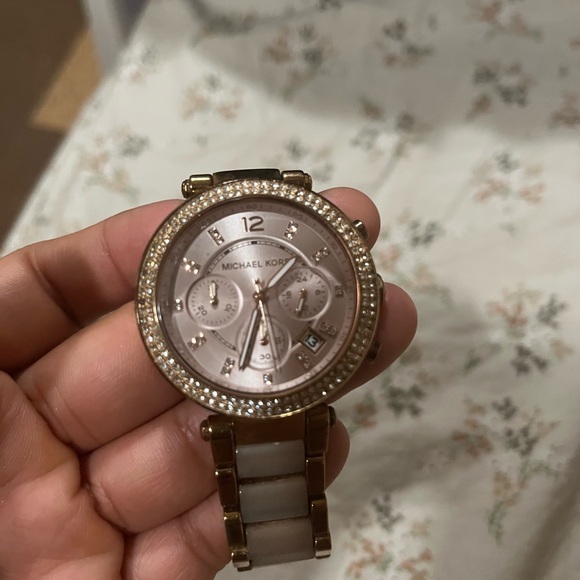 Michael Kors Rose Gold Women's Watch - Picture 1 of 11